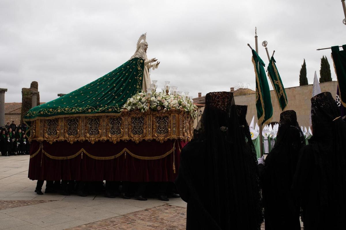 La Virgen de la Esperanza el último Jueves Santo en la plaza de la Catedral de Zamora.
