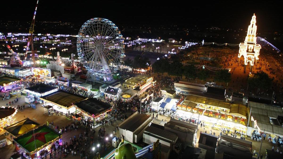 Imagen nocturna de El Arenal en la edición de 2014. El alumbrado extraordinario ya estaba constituido por ‘ahorradoras’ luces led.