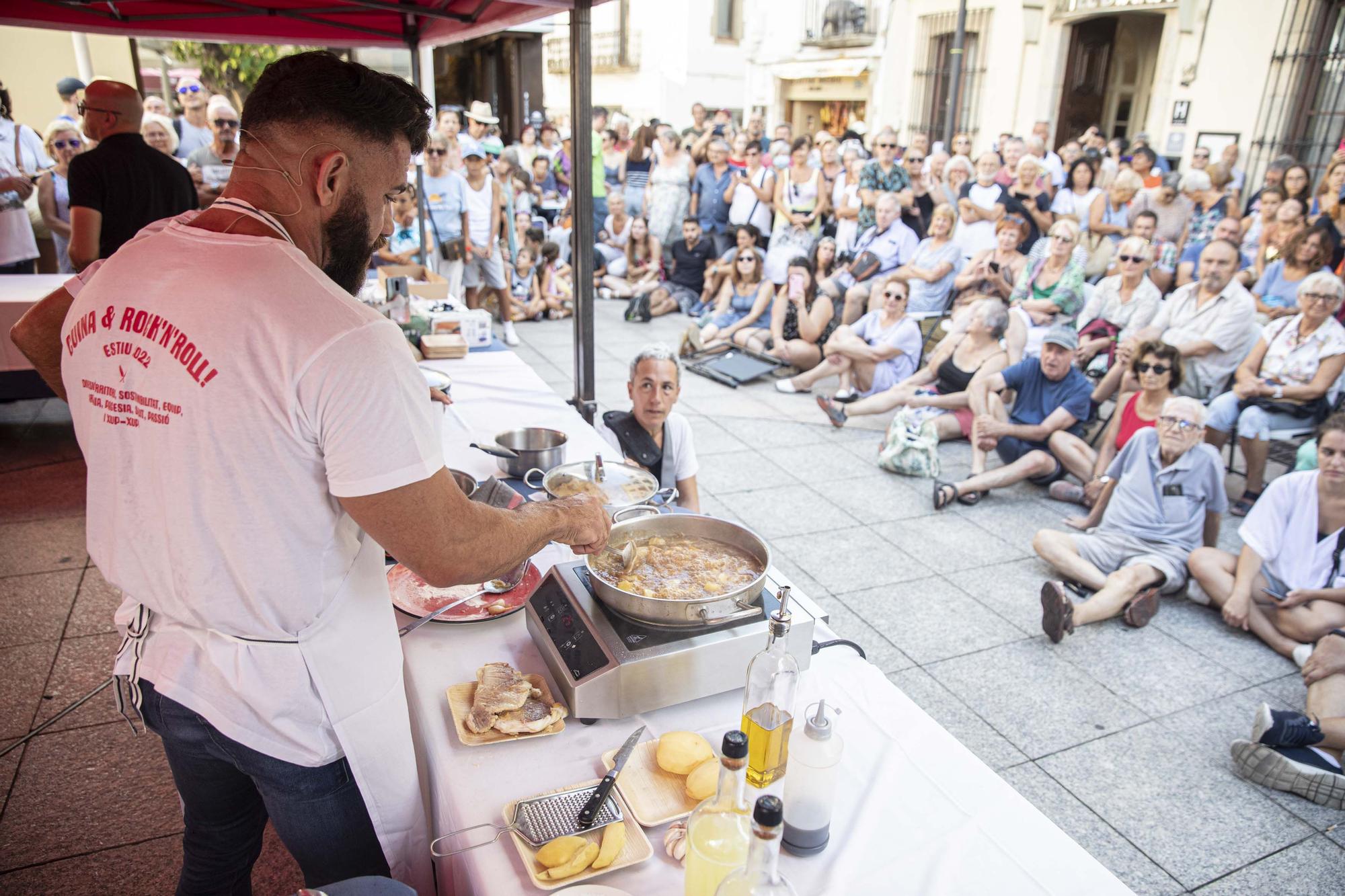 Marc Ribas cuina un "Cim i Tomba", el plat tradicional de Tossa de Mar, enmig del poble