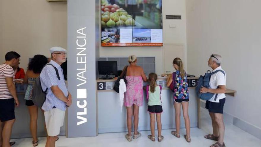 Inauguran una gran oficina de turismo «más amplia y digital» en la plaza del Ayuntamiento