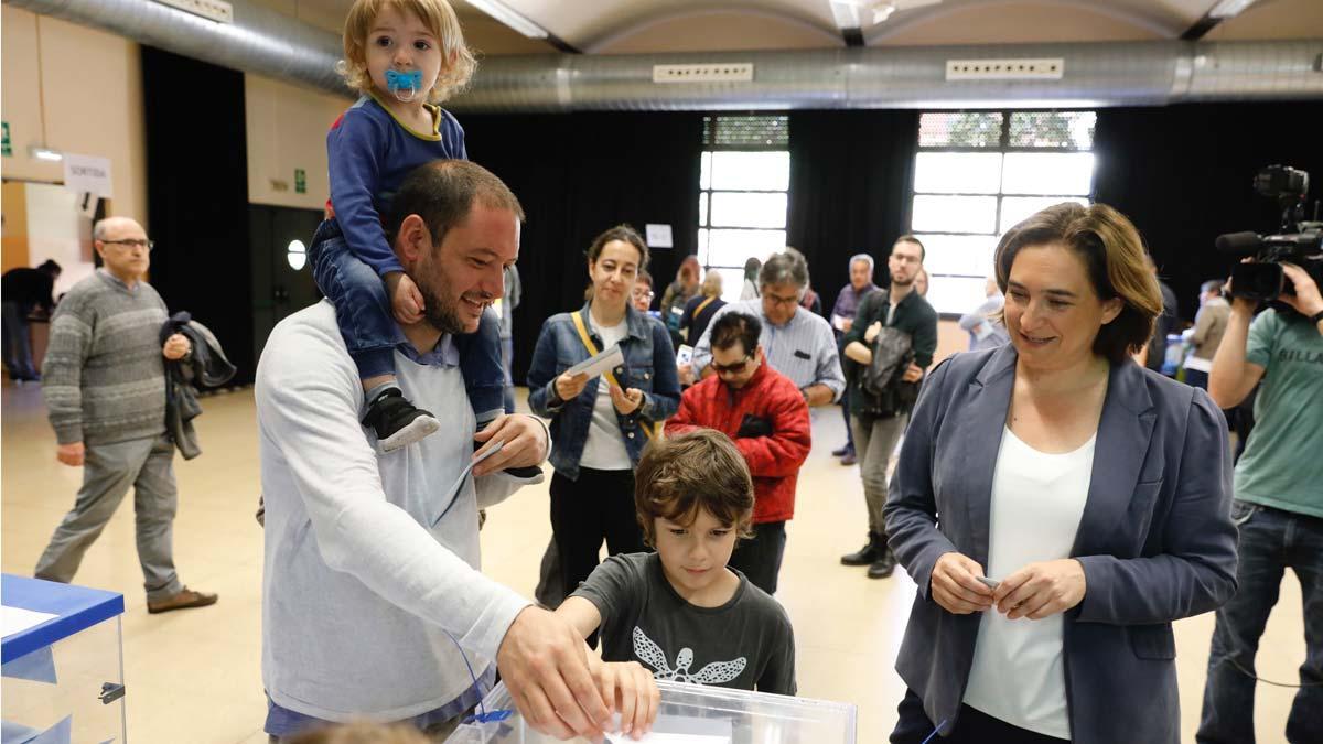 Elecciones 26-M. Ada Colau vota en el Centre Cívic La Sedeta