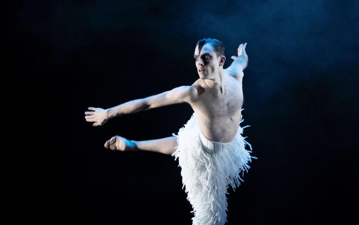 El bailarín combina la reflexión, la experiencia personal y la interpretación coreográfica en directo.