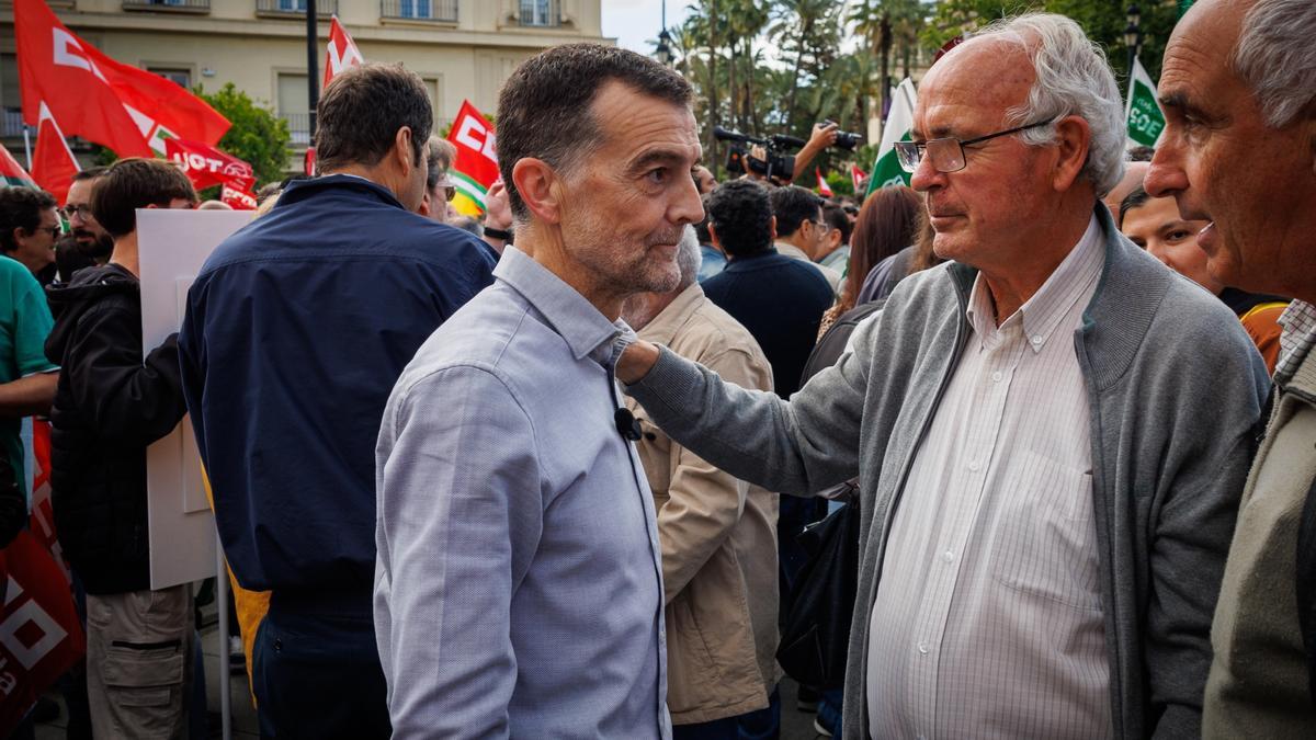 El candidato a liderar Izquierda Unida, Antonio Maíllo, conversando con el activista Paco Casero en la marcha de Sevilla por el 1º de Mayo