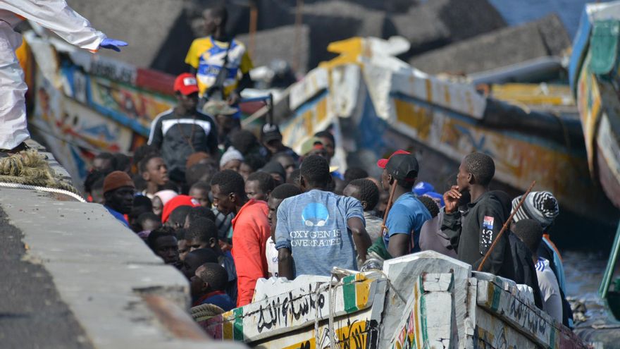 Uno de los cayucos que ha llegado al puerto de La Restinga, a 23 de octubre de 2023, en El Hierro, Santa Cruz de Tenerife, Tenerife, Canarias (España). La embarcación de Salvamento Marítimo, Salvamar Adhara, ha trasladado hoy por la mañana a un cayuco que