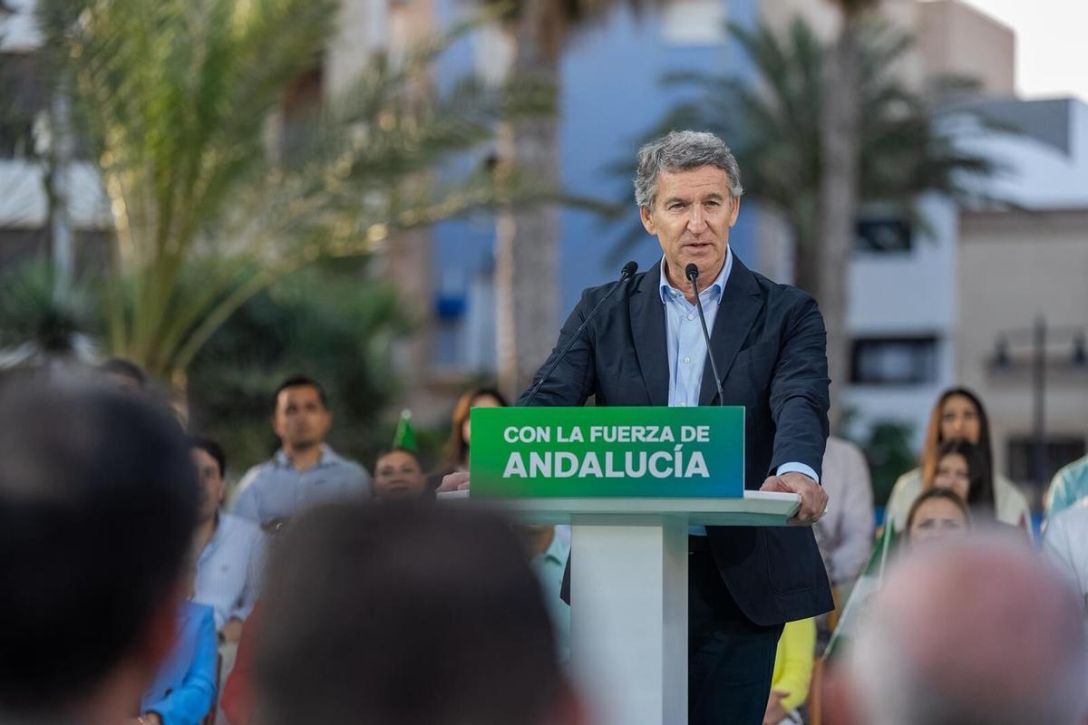 Alberto Núñez Feijóo, presidente del PP, durante un mitin en Roquetas de Mar de la campaña para la Junta de Andalucía.