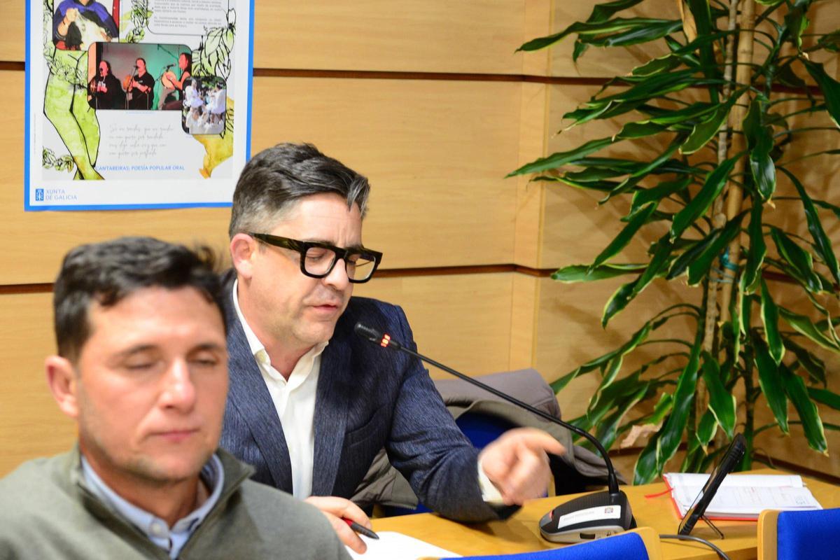 El portavoz del PSOE, Mario Rodríguez, al fondo, en el pleno del jueves.