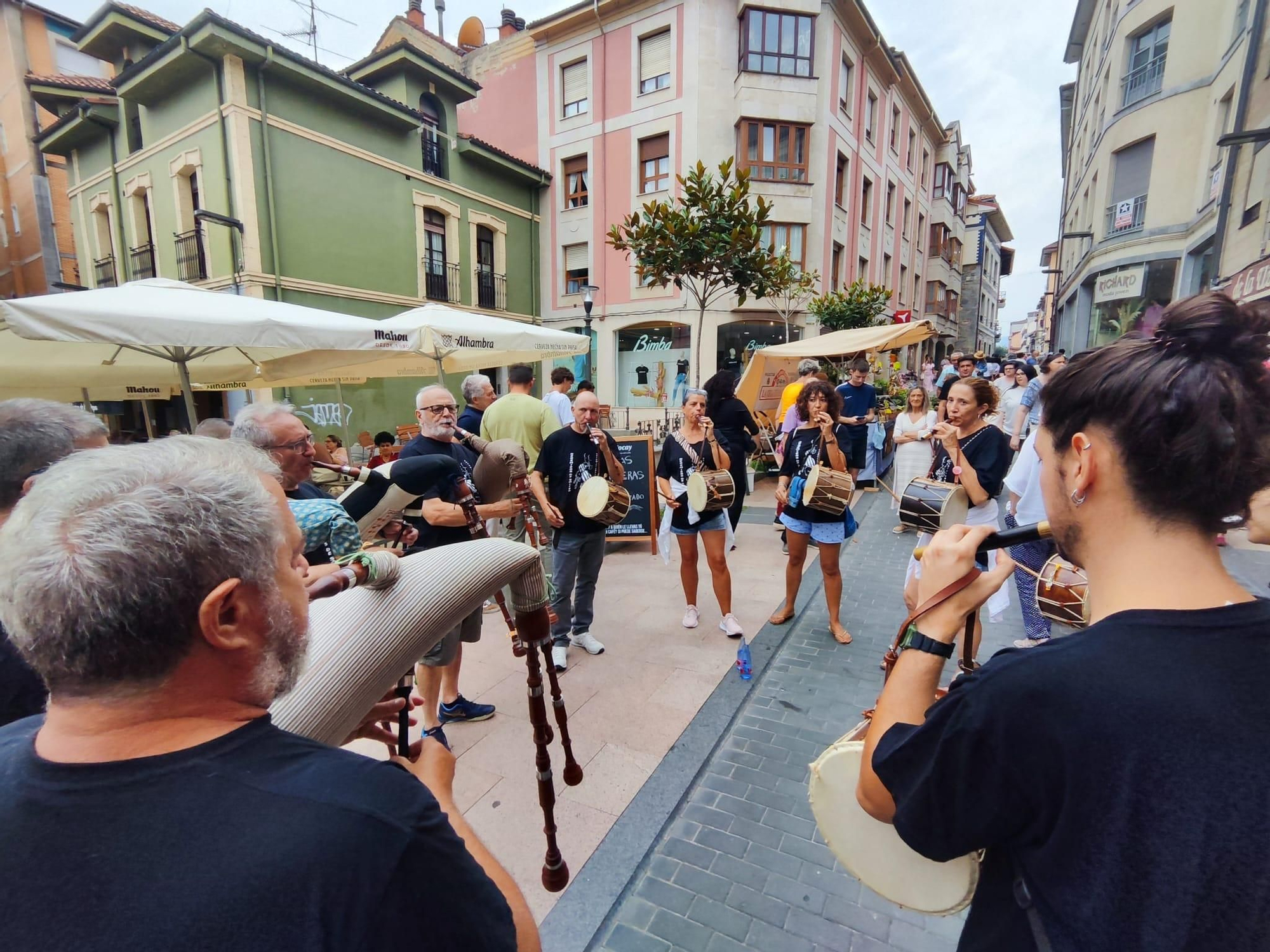 En imágenes: las bandas de &quot;Folk in Grau&quot; toman el mercado dominical