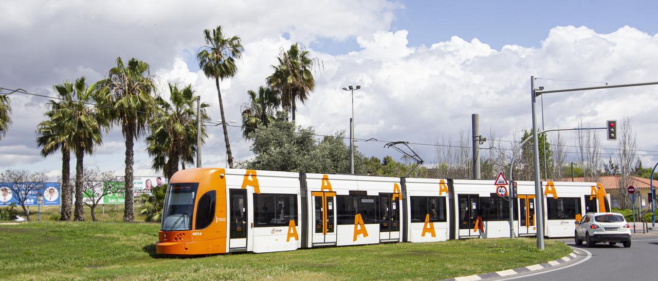 Un tranvía circula por Alicante