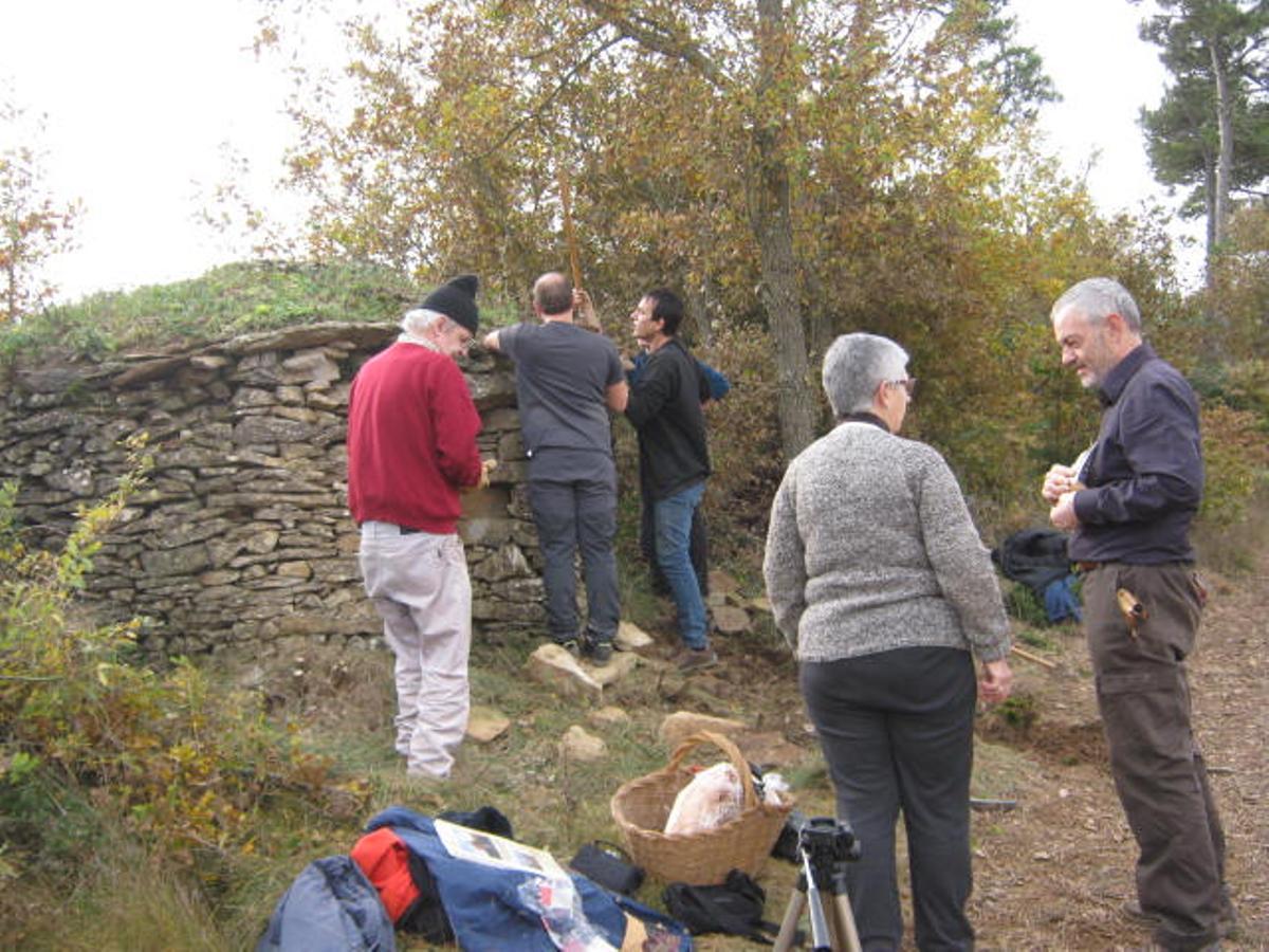 La construcció d'una cabana amb pedra seca