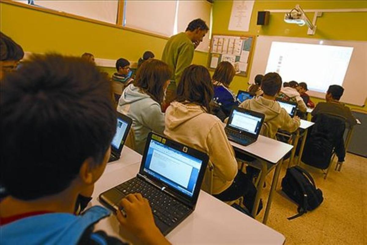 Beneficiaris 8 Classe amb portàtil en una escola de l’Hospitalet.
