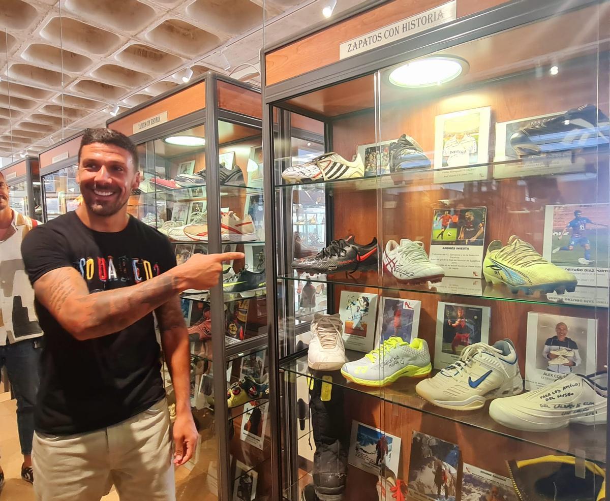 Iván Forte mostrando sus botas de fútbol en una de las vitrinas de la colección Zapatos con Historia.