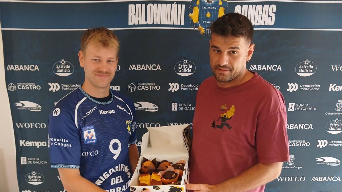 Una dulce presentación para empezar: el nuevo jugador del Frigoríficos del Morrazo, Tollef Lindqvist, recibió una caja de dulces por parte de uno de los responsables de la panadería Buenas Migas, Sergio Santomé, uno de los patrocinadores del club.