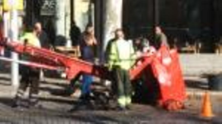 Un treballador de les brigades de Girona queda ferit mentre podava arbres