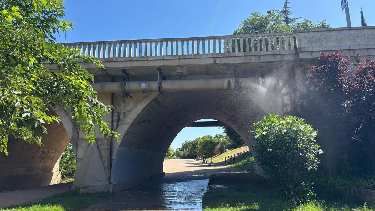 El agua sale proyectada desde la tubería del puente de la Universidad y se pulveriza en el aire creando un 'microclima' accidental.