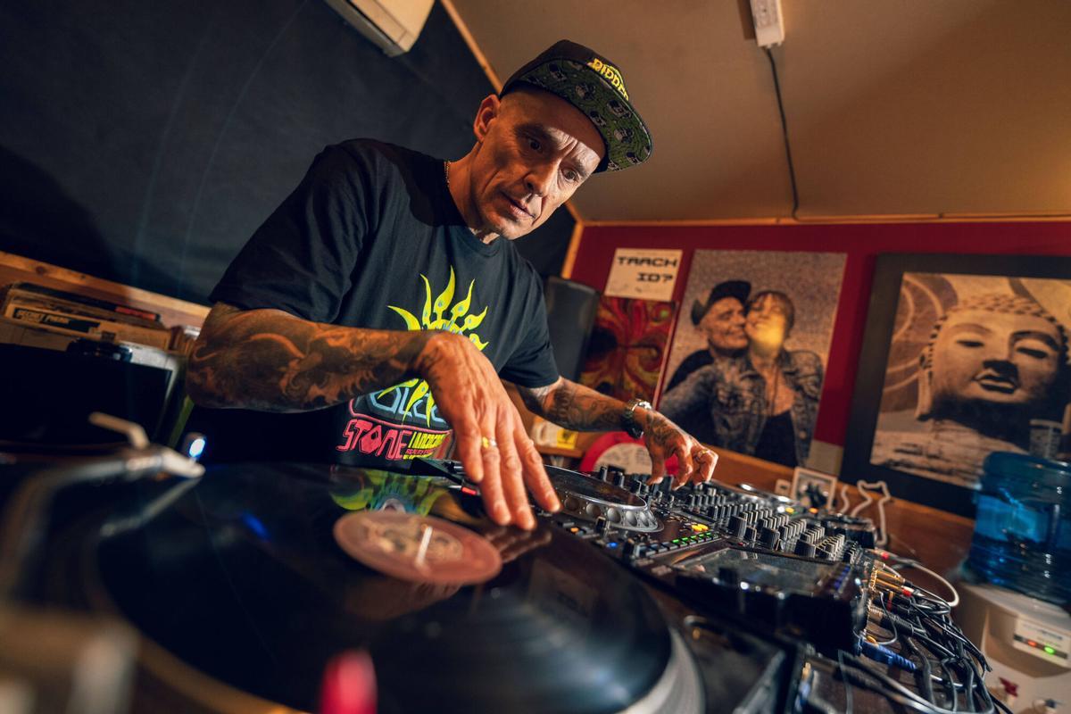 El discjockey Buenri, figura destacada y referente de la música mákina en su estudio, este noviembre.