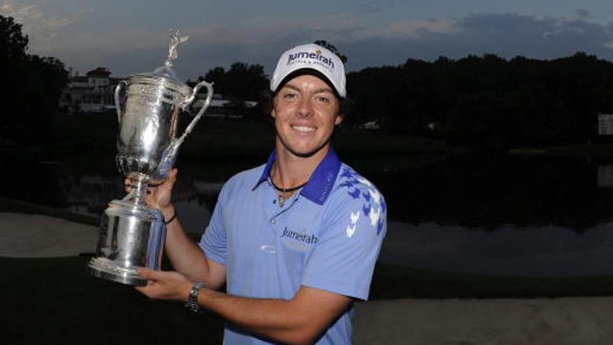 El golfista Rory McIlroy con la Copa de campeón del US Open.