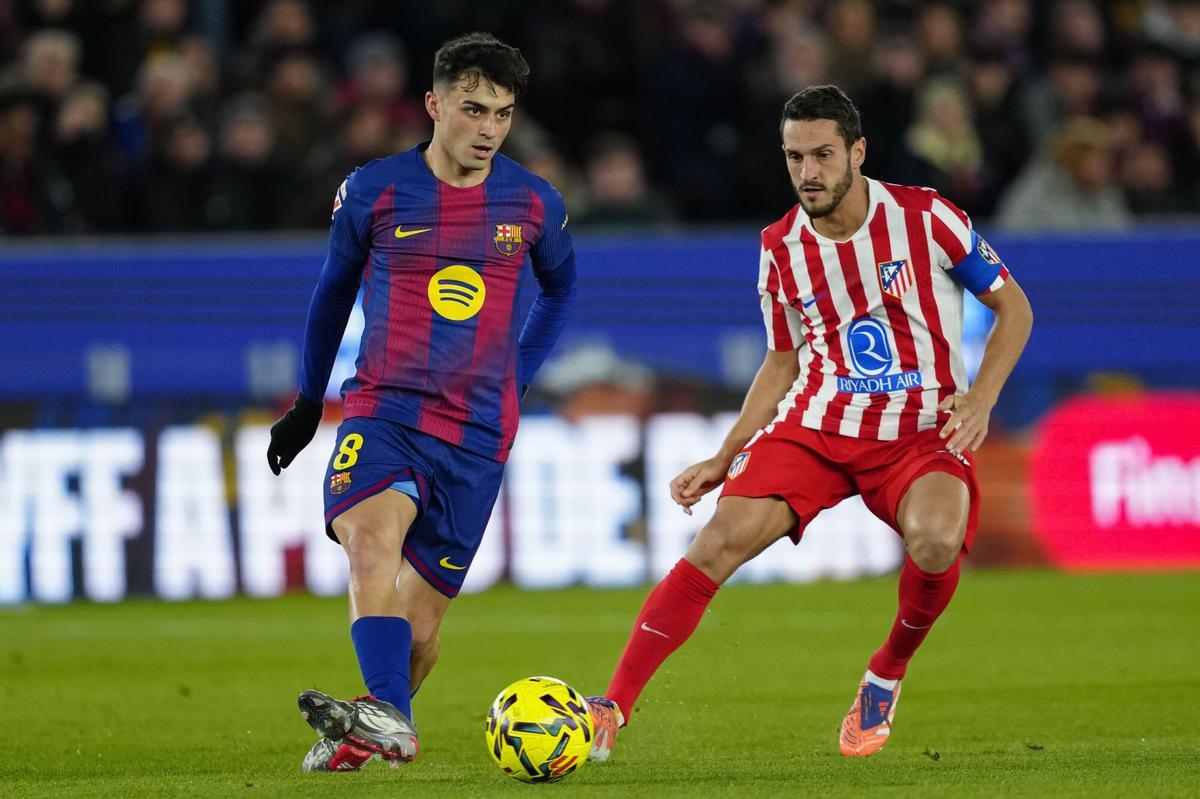 Pedri, junto a Koke, en el partido ante el Atlético de Madrid