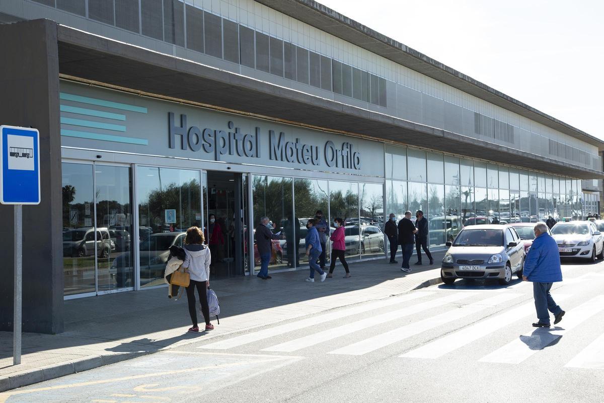 Varias personas en la entrada del Hospital Mateu Orfila de Menorca,en Mahón.