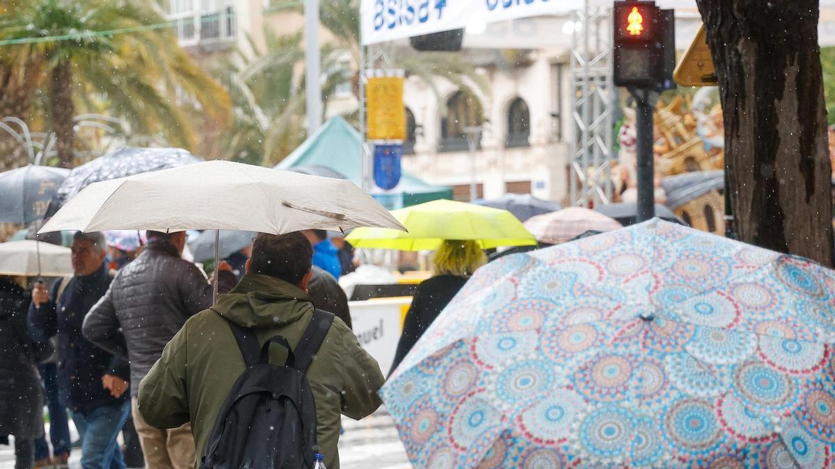 Mal tiempo con lluvias continuadas en la víspera de San José en València.