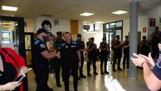 Un pasillo de policías y guardias civiles en Moaña para despedir al inspector jefe Manuel García