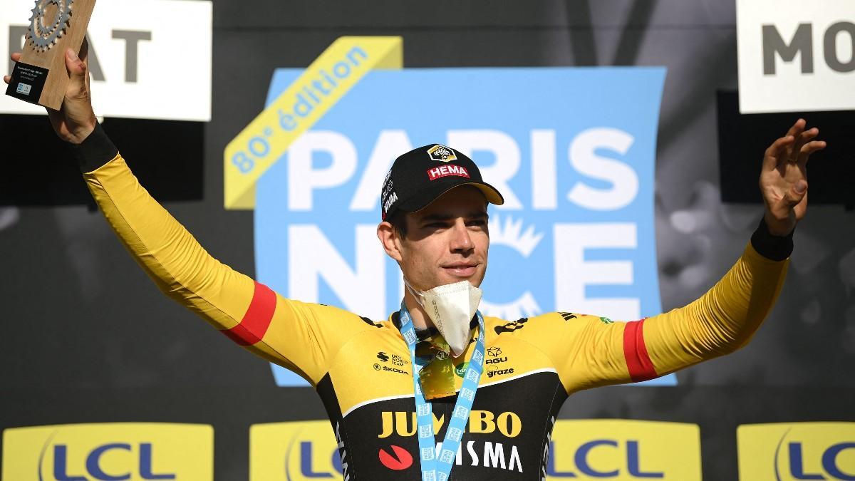 Van Aert, celebrando con el jersey amarillo