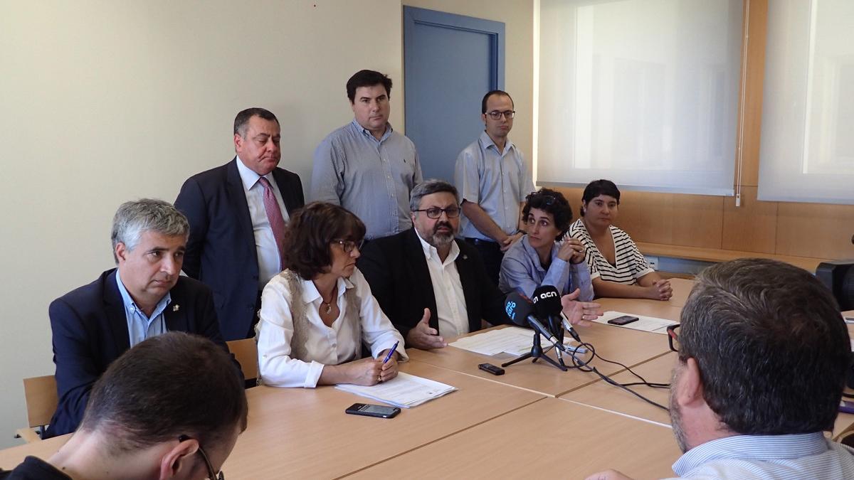 En el centro el jefe del grupo municipal de CiU en Mataró, Joaquim Fernàndez, en el momento de anunciar la salida del gobierno. En primera fila los concejales Josep Maria Font, Núria Calpe, Isa Martínez y Dolors Guillén.