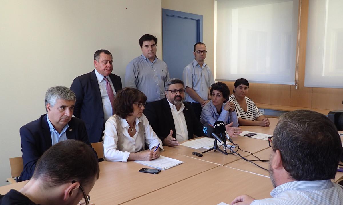 Al centre, el cap del grup municipal de CiU a Mataró, Joaquim Fernàndez, en el moment d’anunciar la sortida del govern. A la primera fila, els regidors Josep Maria Font, Núria Calpe, Isa Martínez i Dolors Guillén. 