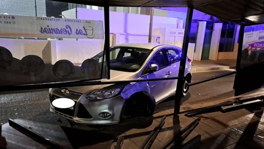 Un coche se empotra contra la terraza de un bar en Lanzarote de madrugada