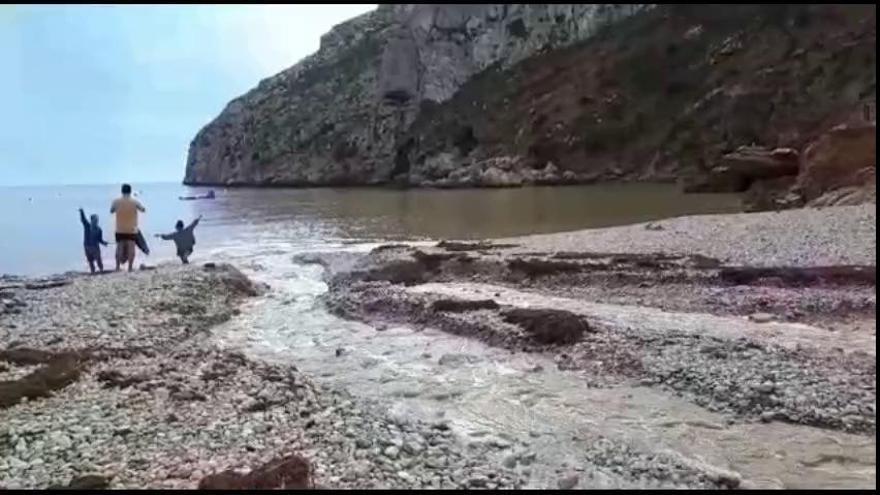 Las fuertes lluvias dañan la cala de la Granadella en Xàbia