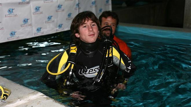 Un joven prometedor Leo Messi se sumergía entre los tiburones del Aquàrium de Barcelona, que celebraba su décimo aniversario