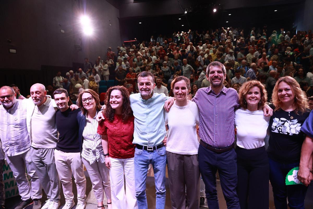 El candidato de la coalición Por Andalucía a la presidencia de la Junta, Antonio Maíllo (c), durante el encuentro 'Un paso al frente. Por Andalucía' en Sevilla, Izquierda Unida (IU), Movimiento Sumar, Comuns y Más Madrid han celebrado en Sevilla el encuen