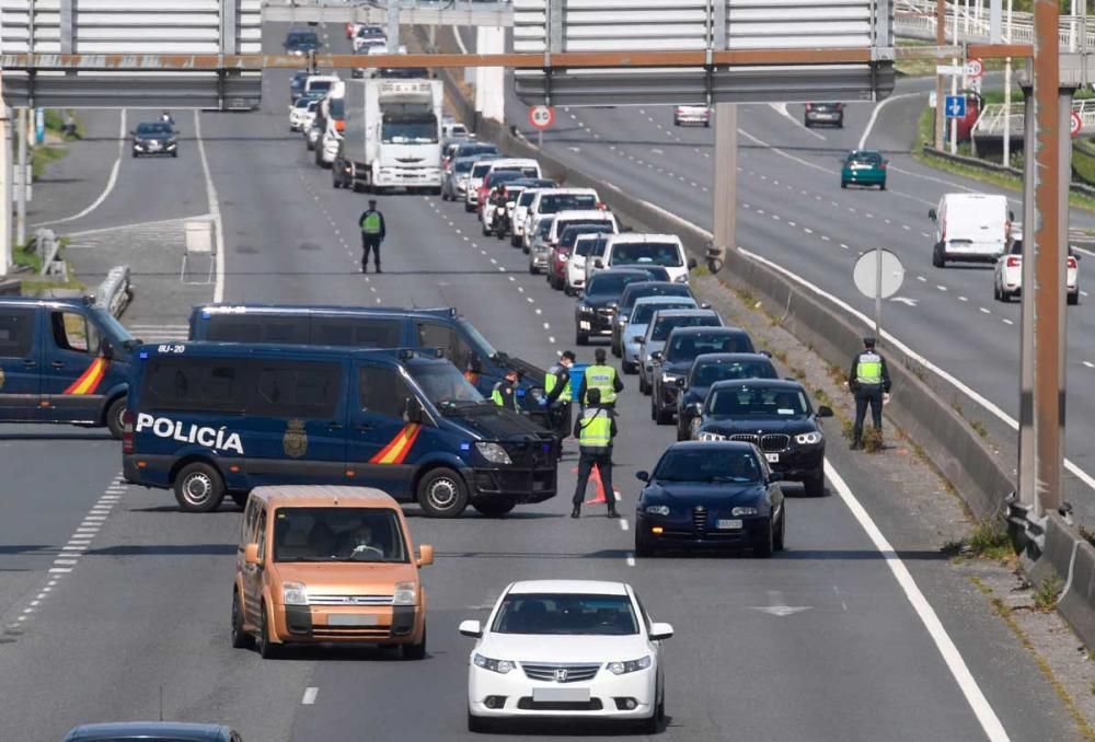 Los agentes vigilan los accesos a la ciudad y proponen multas para los infractores.