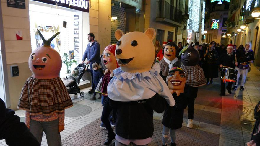 Figueres estrena sis nous capgrossos amb una cercavila pel centre de la ciutat
