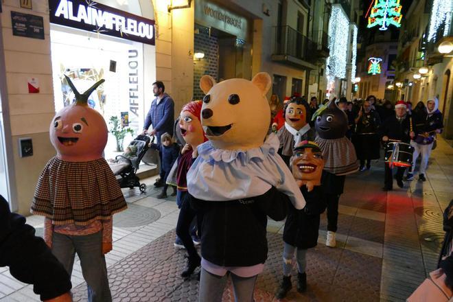 Figueres estrena sis nous capgrossos amb una cercavila pel centre de la ciutat