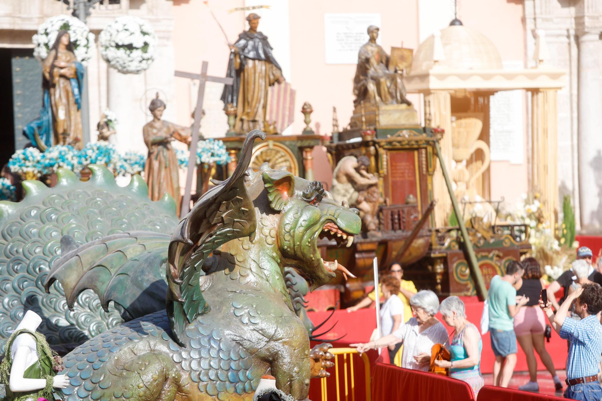 Sábado de Corpus: ambiente en la plaza, balcones y adornos florales