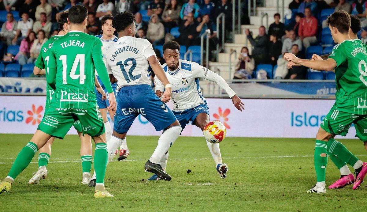 Landázuri y Alassan, en una jugada del partido Tenerife-Racing de Ferrol.