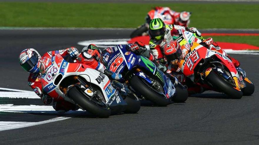 Dovizioso, Viñales y Márquez, durante un momento de la carrera de ayer de Moto GP. // Efe