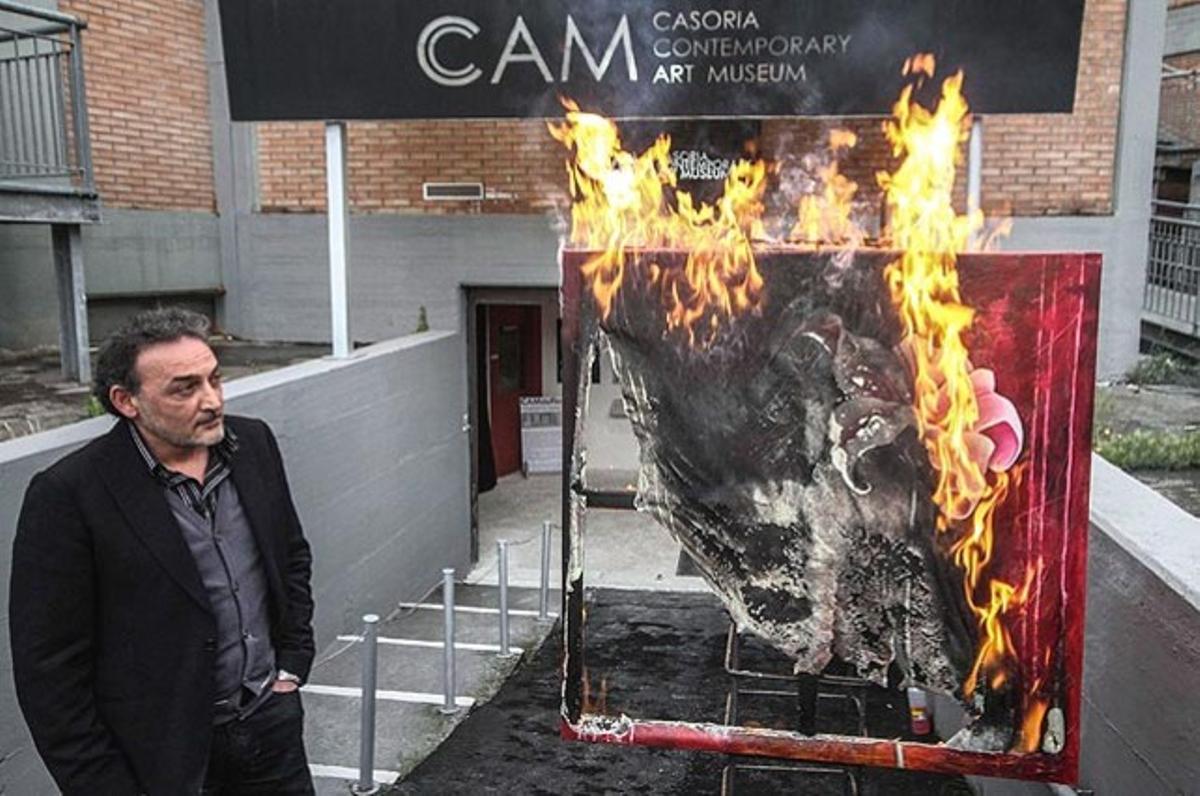 El director del Museu d’Art Contemporani de Caserta (Nàpols), Antonio Manfredi, observa com es crema la pintura de l’artista francès Serverine Bourguignon. Manfredi pretén cremar tres pintures cada setmana per protestar per les retallades del Govern als museus.