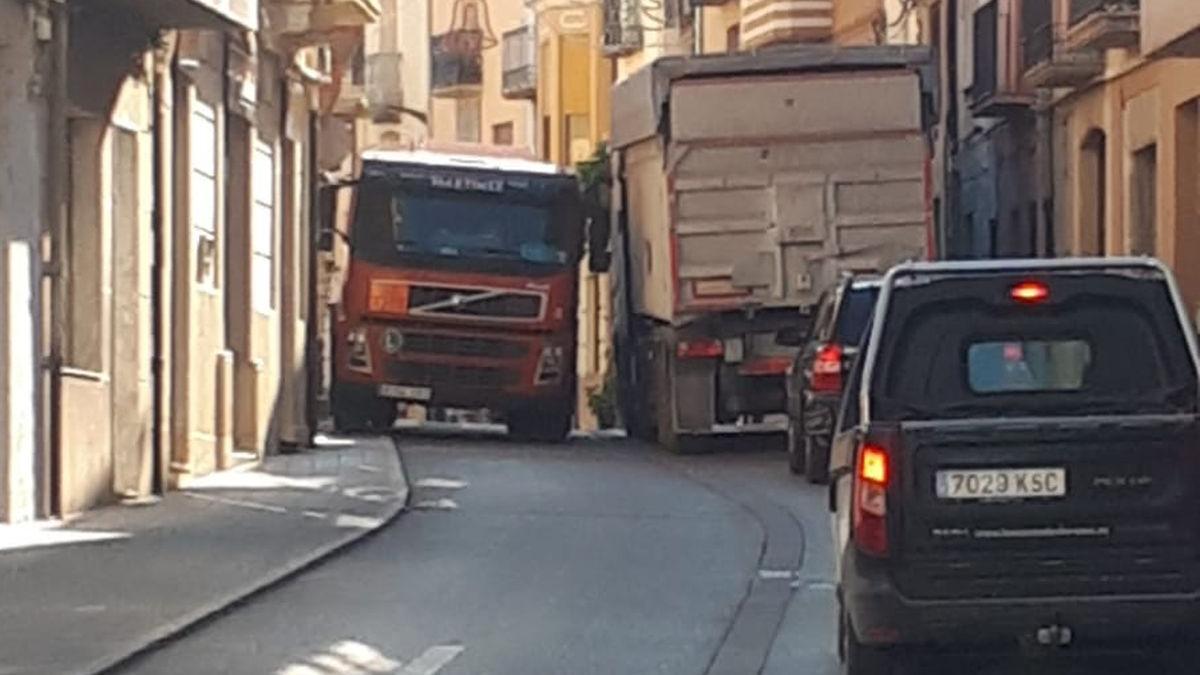 Imagen en la que se cómo un camión tiene que pasar por encima de la acera para poder circular por una calle de les Coves de Vinromà.