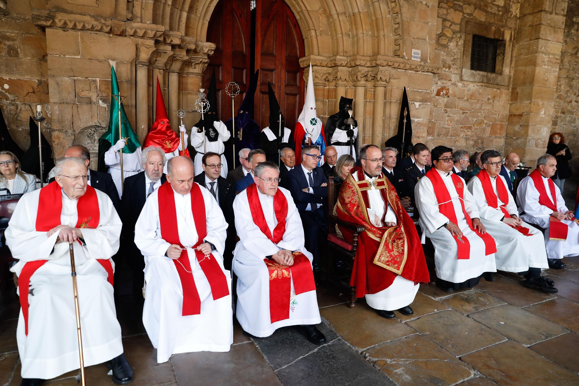 EN IMÁGENES: Emocionante sermón del Desenclavo y procesión del Santo Entierro