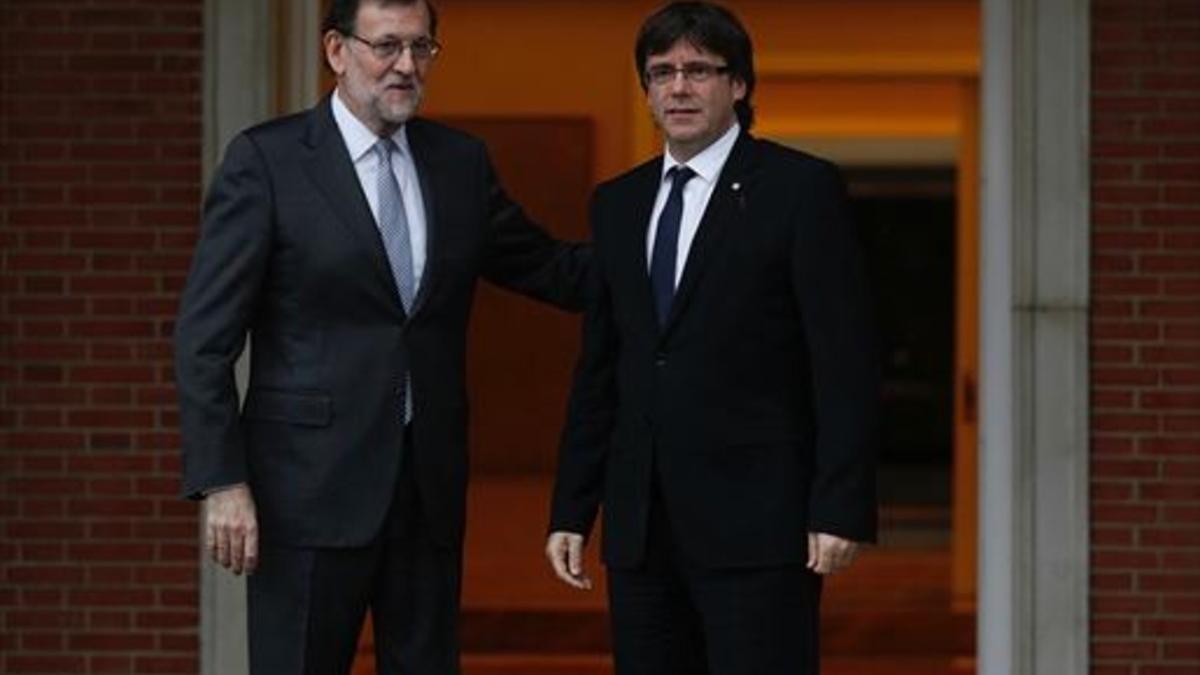 Mariano Rajoy (izquierda) y Carles Puigdemont, el pasado mes de abril.
