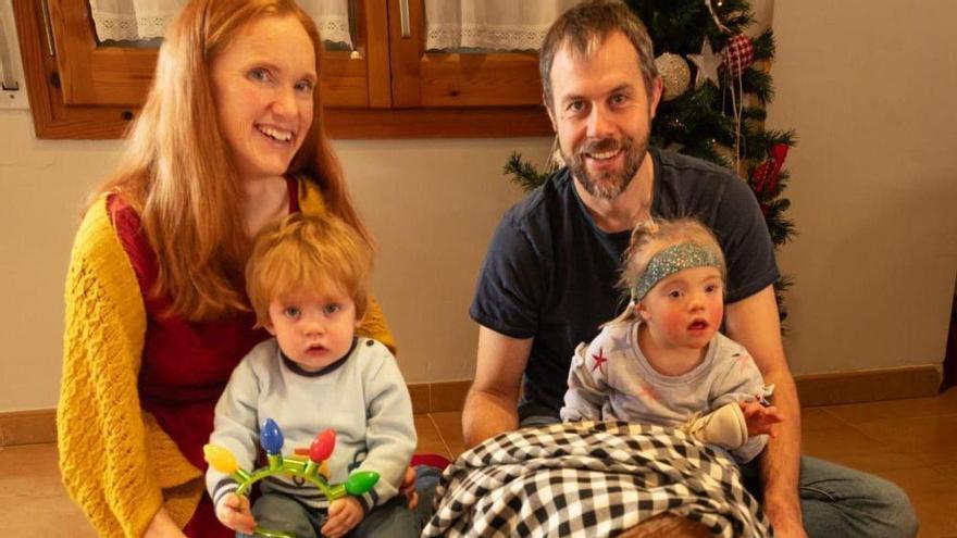 Obradors amb la dona i els seus dos fills, la CeCe i el Roc, a punt de cagar el tió | ARXIU PARTICULAR