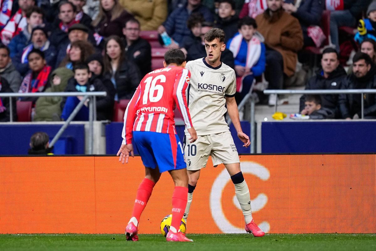 Aimar Oroz of CA Osasuna and Nahuel Molina of Atletico de Madrid in action during the Spanish League, LaLiga EA Sports, football match played between Atletico de Madrid and CA Osasuna at Riyadh Air Metropolitano stadium on January 12, 2025, in Madrid, Spain. AFP7 12/01/2025 ONLY FOR USE IN SPAIN. Oscar J. Barroso / AFP7 / Europa Press;2025;SOCCER;SPAIN;SPORT;ZSOCCER;ZSPORT;Atletico de Madrid v CA Osasuna - LaLiga EA Sports;