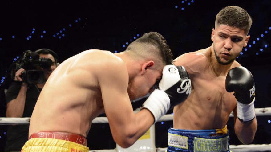 Jerobe &#039;Chocolatito&#039; Santana (d) en el combate en el que retuvo su título mundial junior frente al nicaragüense David Morales &#039;Piolín&#039; (i)