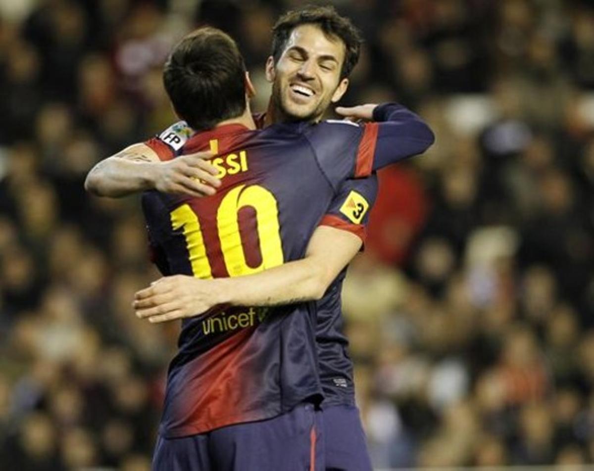 Cesc felicita Messi després de marcar un gol a València. Cesc felicita Messi després de marcar un gol a València.