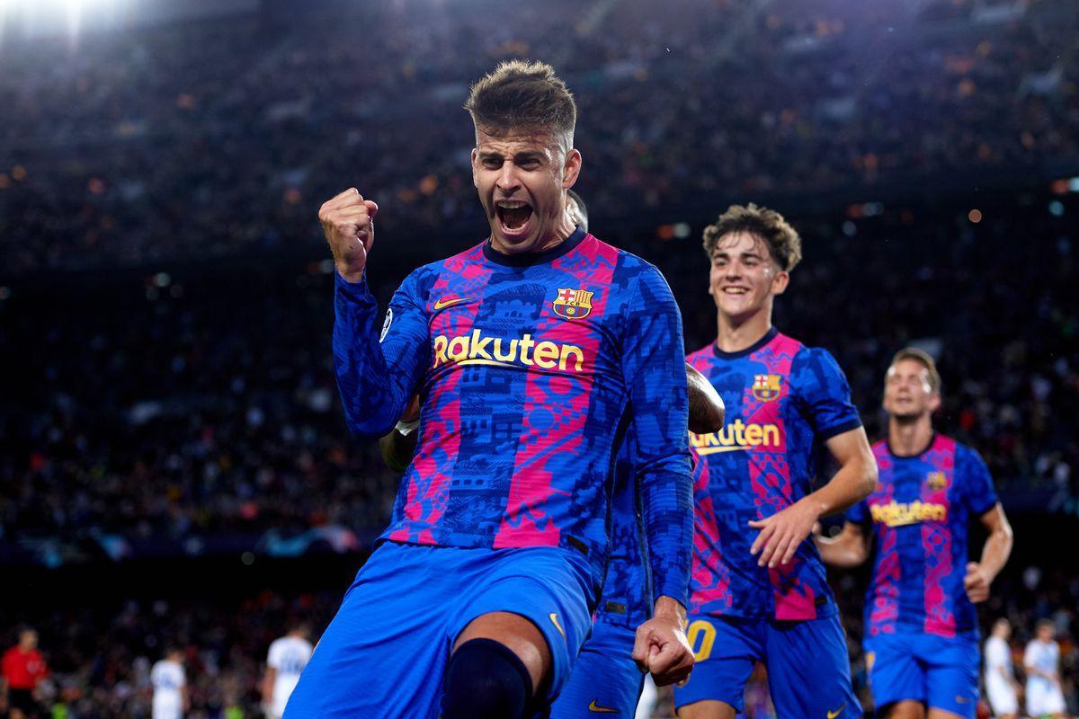 Piqué celebra su tanto ante el Dynamo de Kiev