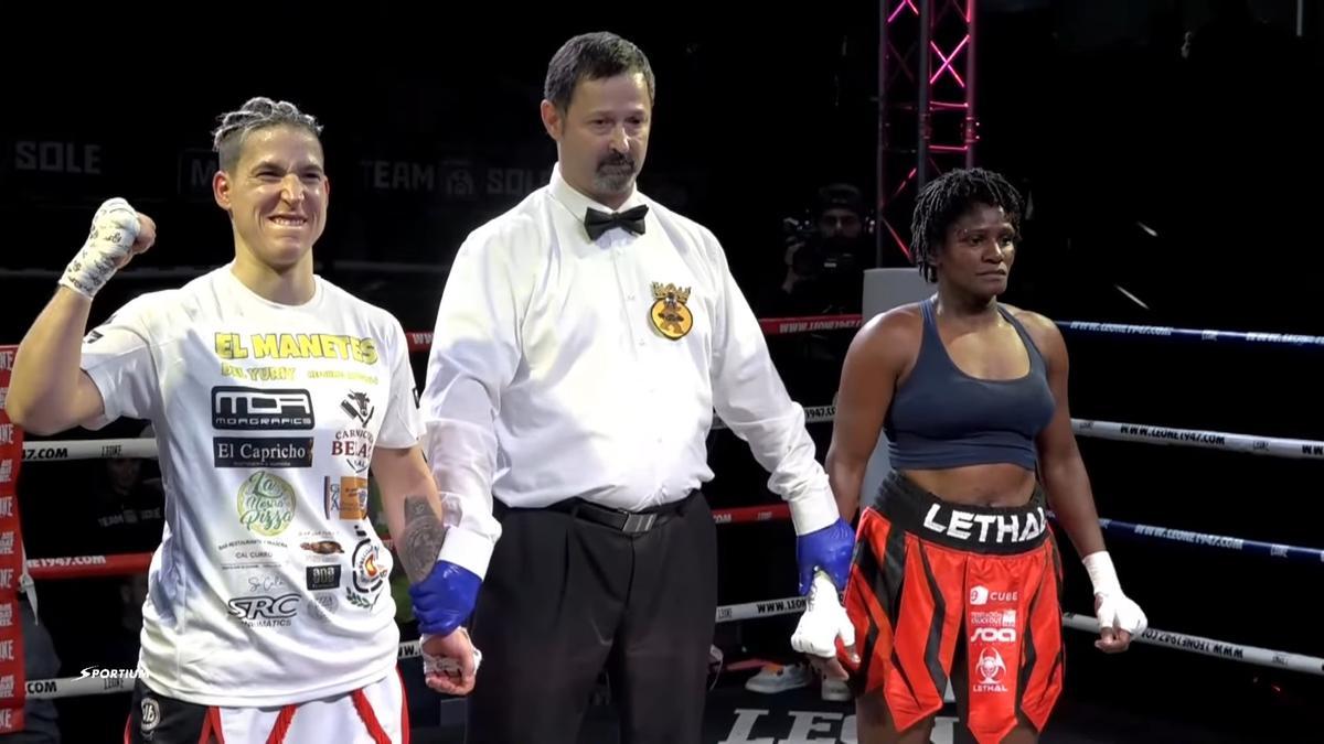 Sorroche celebrant la victòria aconseguida al cinquè assalt