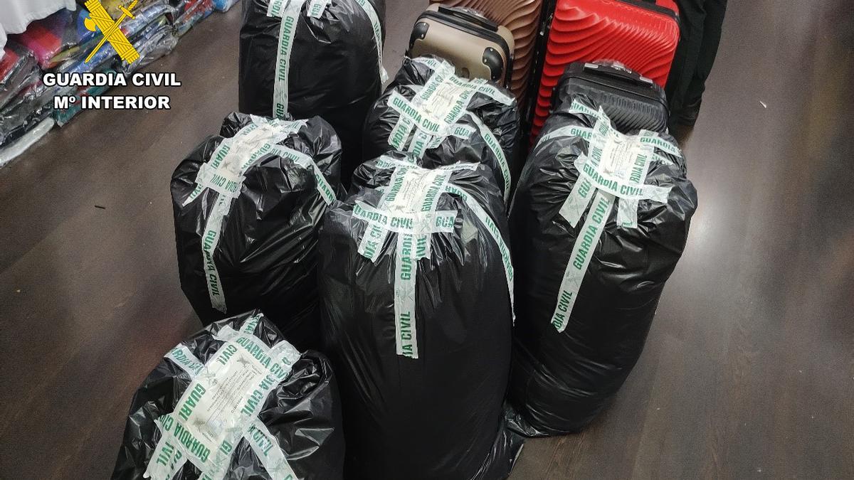 Bolsas con las prendas falsificadas intervenidas por la Guardia Civil.