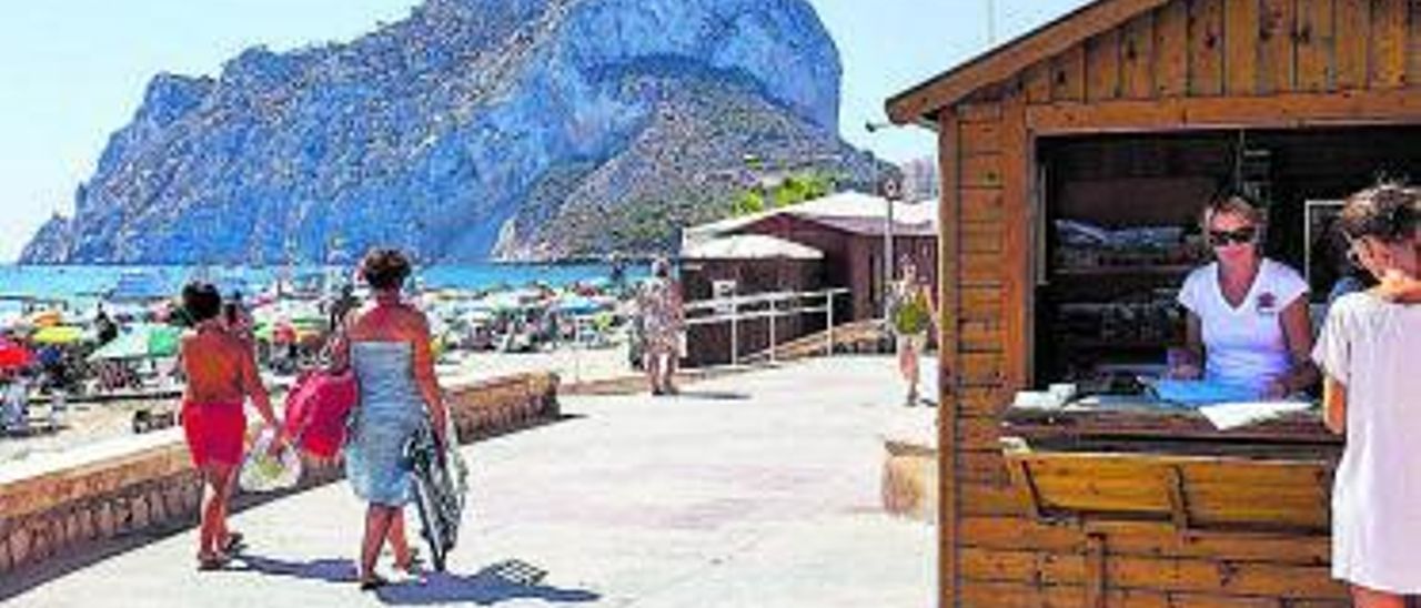 Una oficina de turismo en el paseo del Arenal de Calp. | INFORMACIÓN