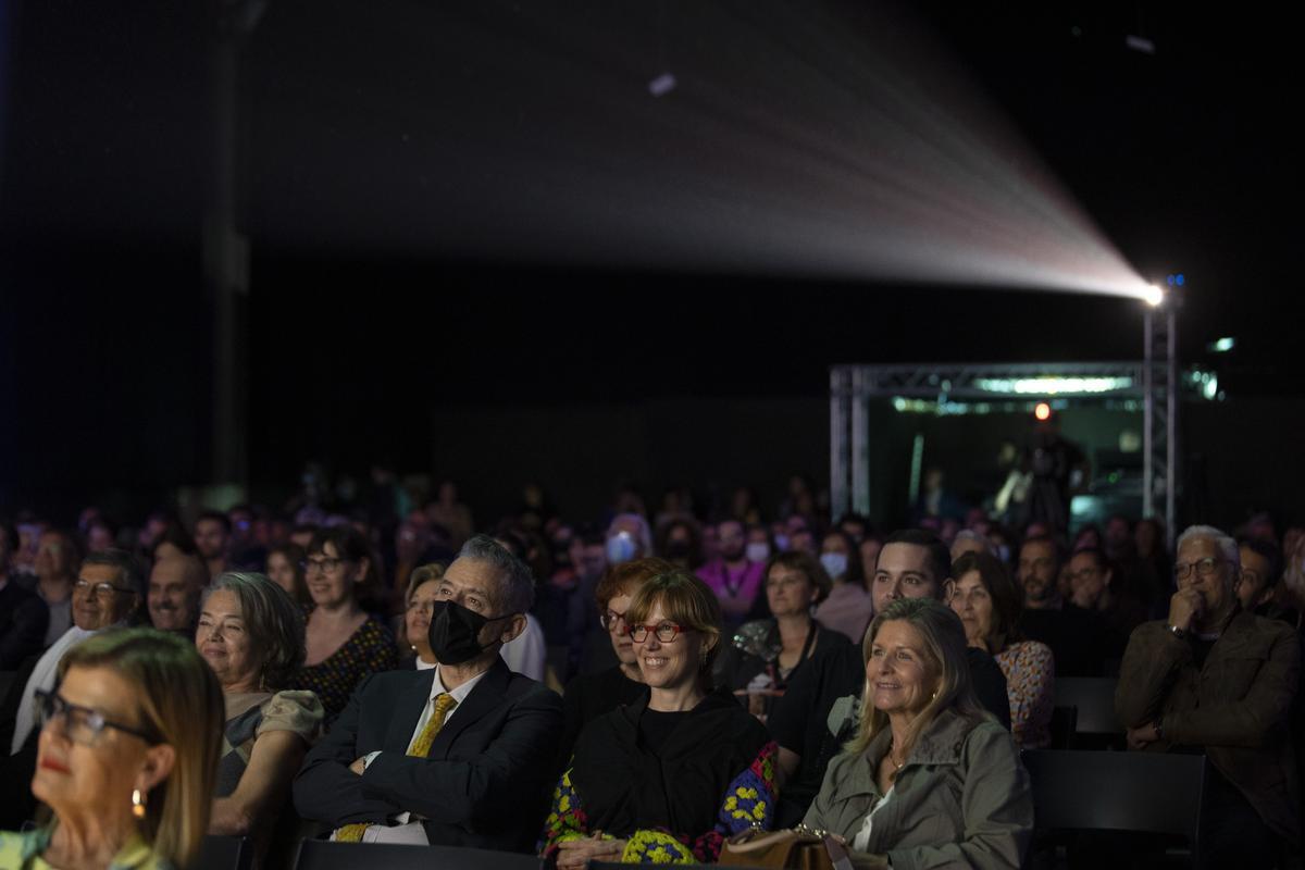 El público en el interior del Edificio Miller durante la proyección de la película.